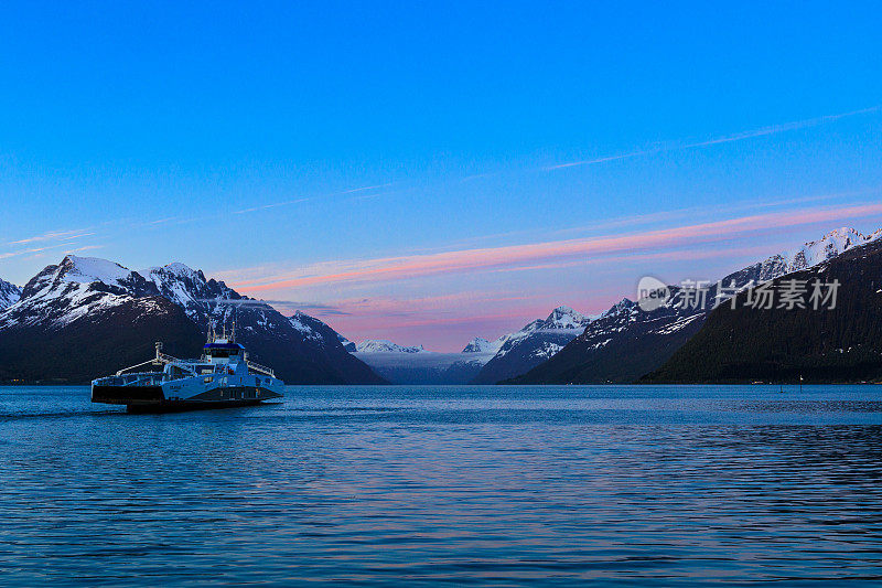 汽车渡轮从Solavågen穿过jørundfjorden fjord